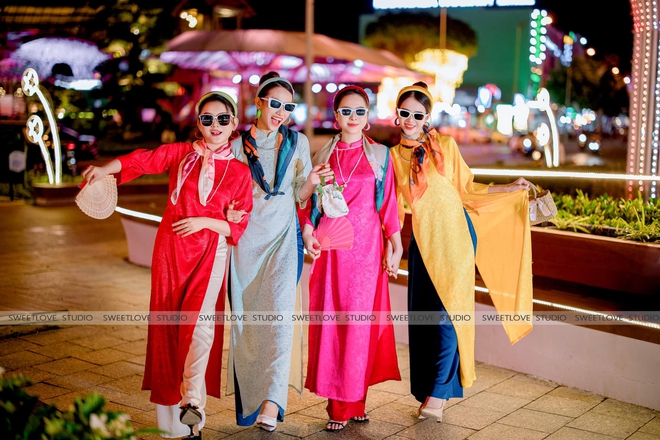 Nhìn chị em tấp nập chụp ảnh trên phố Tạ Hiện là đoán ngay được nên mua áo dài kiểu gì diện Tết này - Ảnh 12.