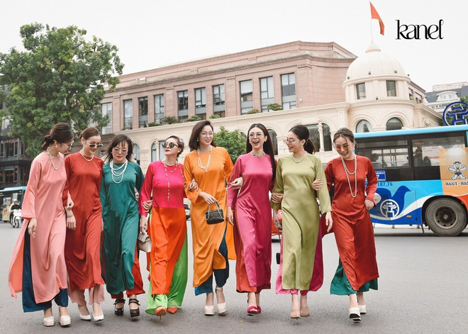 Nhìn chị em tấp nập chụp ảnh trên phố Tạ Hiện là đoán ngay được nên mua áo dài kiểu gì diện Tết này - Ảnh 11.