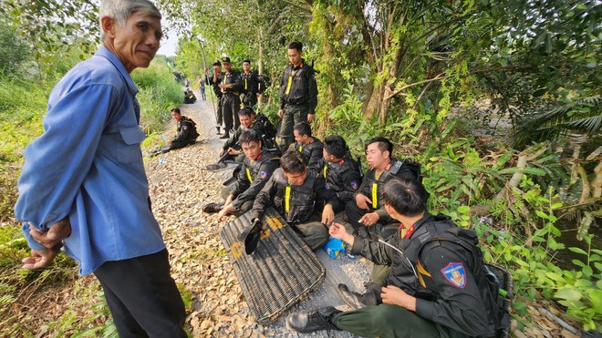 Băng rừng truy t&igrave;m nghi phạm s&aacute;t hại nữ nh&acirc;n vi&ecirc;n qu&aacute;n c&agrave; ph&ecirc; ở TPHCM - Ảnh 13.