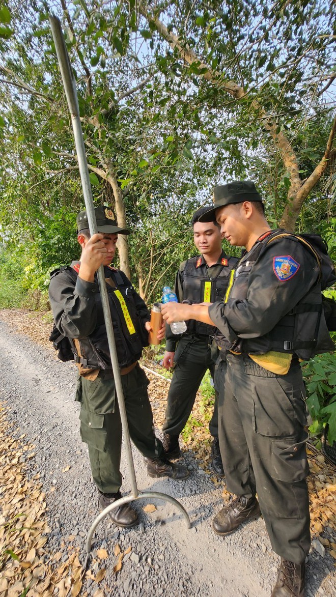 Băng rừng truy t&igrave;m nghi phạm s&aacute;t hại nữ nh&acirc;n vi&ecirc;n qu&aacute;n c&agrave; ph&ecirc; ở TPHCM - Ảnh 10.
