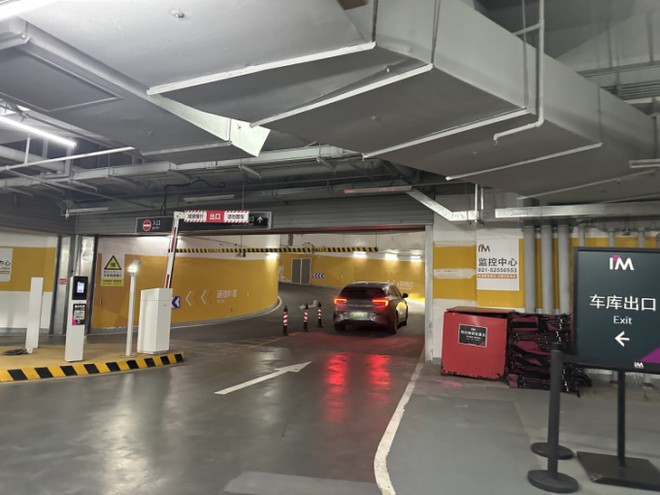 Đỗ xe 40 ph&uacute;t bị thu ph&iacute; 45 triệu đồng, người phụ nữ t&aacute; hỏa quyết l&agrave;m cho ra lẽ, nghe nh&acirc;n vi&ecirc;n giải th&iacute;ch c&agrave;ng khiến c&ocirc; giận th&ecirc;m - Ảnh 2.