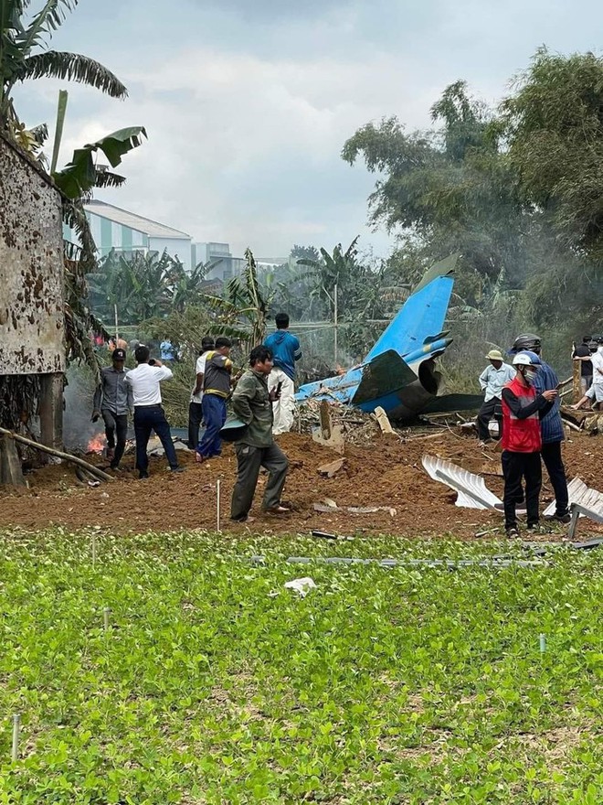 Hiện trường vụ máy bay rơi ở Quảng Nam - Ảnh 2.