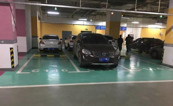Đỗ xe 40 ph&uacute;t bị thu ph&iacute; 45 triệu đồng, người phụ nữ t&aacute; hỏa quyết l&agrave;m cho ra lẽ, nghe nh&acirc;n vi&ecirc;n giải th&iacute;ch c&agrave;ng khiến c&ocirc; giận th&ecirc;m - Ảnh 1.