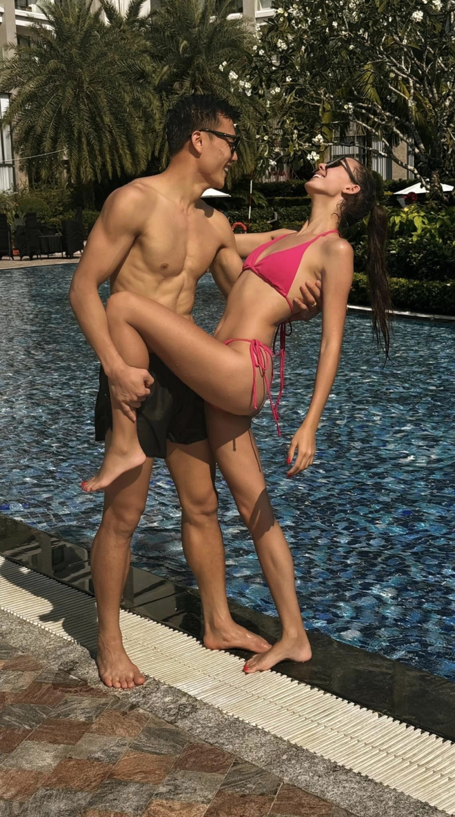 Khi thủ m&ocirc;n quốc d&acirc;n B&ugrave;i Tiến Dũng chung khung h&igrave;nh với vợ mẫu t&acirc;y sexy, gấp đ&ocirc;i visual l&agrave; c&oacute; thật - Ảnh 1.