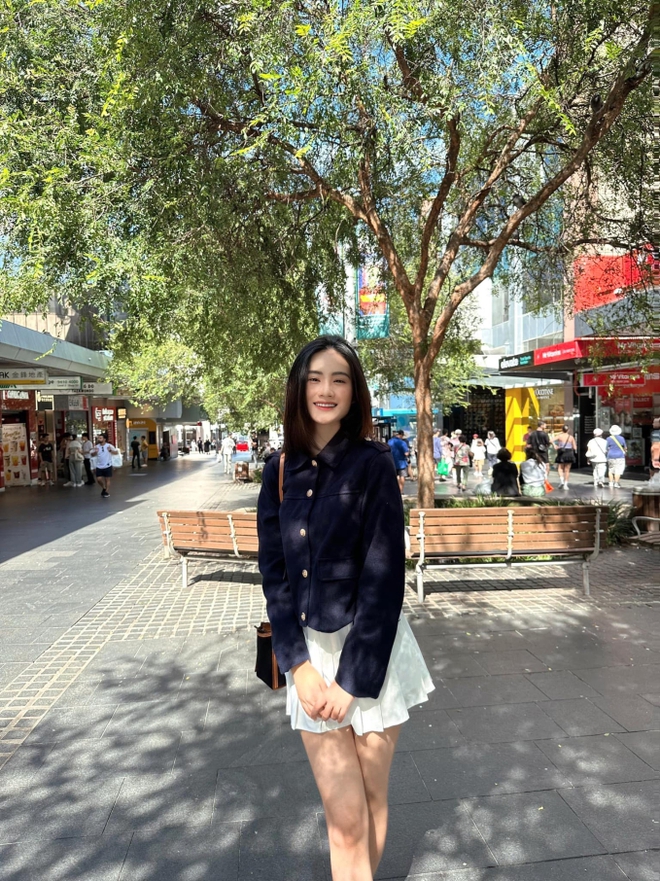 Hoa hậu &Yacute; Nhi h&eacute; lộ cuộc sống sau 2 th&aacute;ng sang &Uacute;c: Phải đi l&agrave;m th&ecirc;m, kh&ocirc;ng d&aacute;m ra ngo&agrave;i ăn v&igrave; l&yacute; do n&agrave;y? - Ảnh 3.