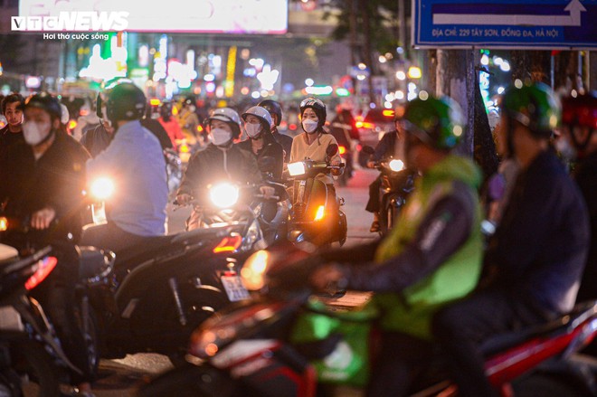 Vắng mặt CSGT, đoàn người rồng rắn đi ngược chiều trên phố Hà Nội - Ảnh 7.