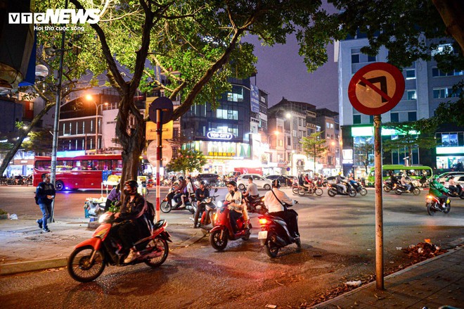 Vắng mặt CSGT, đoàn người rồng rắn đi ngược chiều trên phố Hà Nội - Ảnh 6.