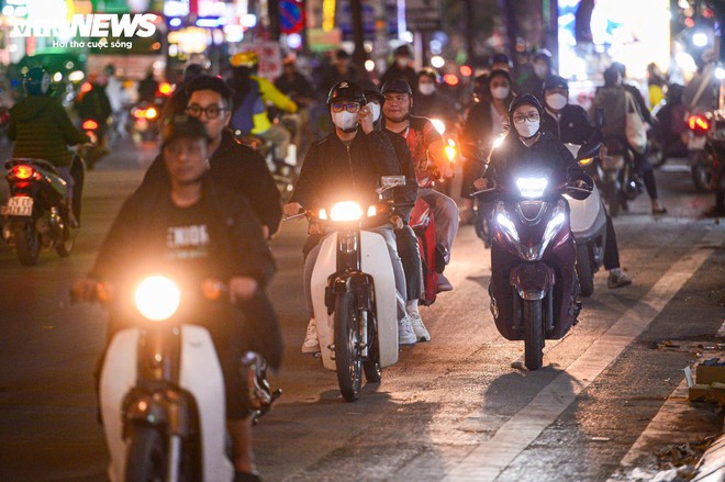 Vắng mặt CSGT, đoàn người rồng rắn đi ngược chiều trên phố Hà Nội - Ảnh 5.
