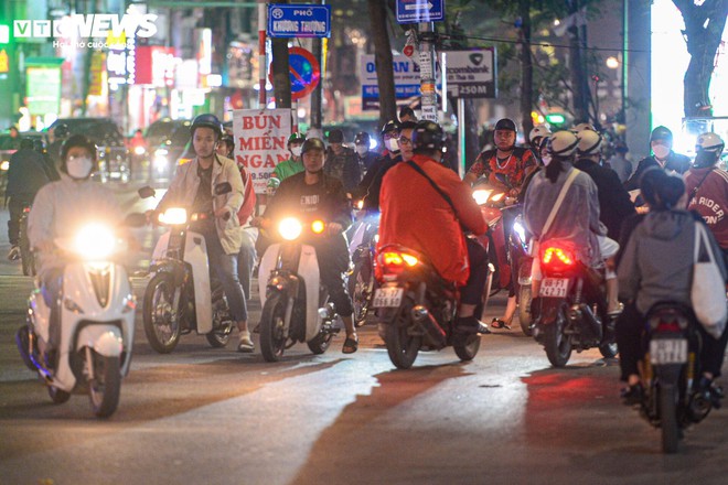 Vắng mặt CSGT, đoàn người rồng rắn đi ngược chiều trên phố Hà Nội - Ảnh 4.