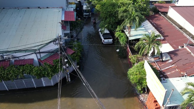 Một nơi ở TP.HCM người d&acirc;n sống 2 năm trong cảnh nước ngập bủa v&acirc;y, ngay cả khi trời nắng- Ảnh 11.
