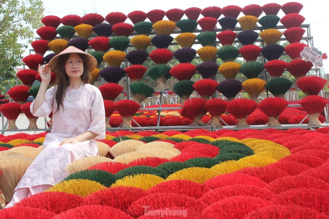 Kh&aacute;ch quốc tế th&iacute;ch th&uacute; check-in l&agrave;ng hương nổi tiếng ở H&agrave; Nội- Ảnh 8.