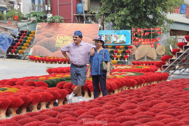 Kh&aacute;ch quốc tế th&iacute;ch th&uacute; check-in l&agrave;ng hương nổi tiếng ở H&agrave; Nội- Ảnh 7.