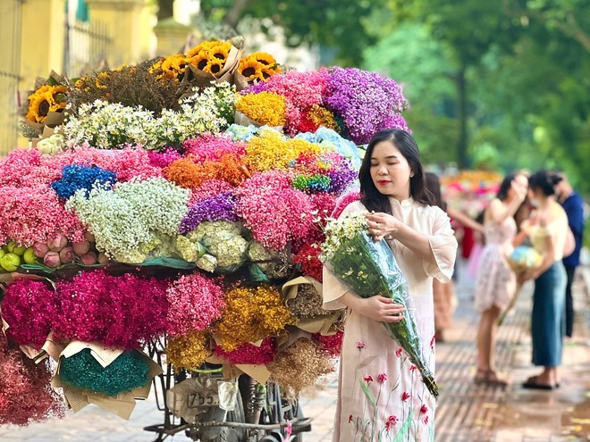 Những bó cúc hoạ mi 'sống sót' sau mưa lũ khoe sắc giữa phố phường Thủ đô- Ảnh 9.