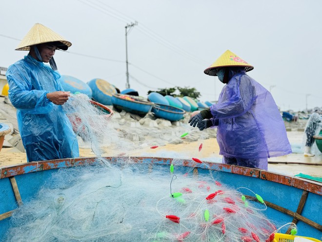 Ngư dân Quảng Ngãi ‘đánh cược’ tính mạng, dong thúng ra khơi bất chấp lệnh cấm biển- Ảnh 13.