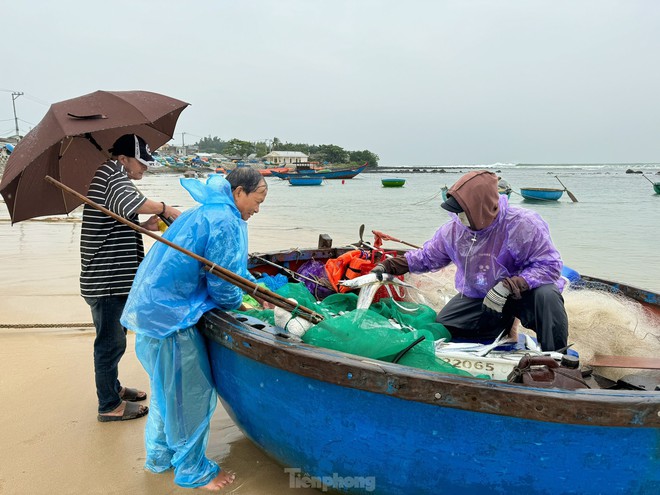 Ngư dân Quảng Ngãi ‘đánh cược’ tính mạng, dong thúng ra khơi bất chấp lệnh cấm biển- Ảnh 8.