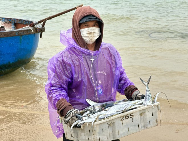 Ngư dân Quảng Ngãi ‘đánh cược’ tính mạng, dong thúng ra khơi bất chấp lệnh cấm biển- Ảnh 10.