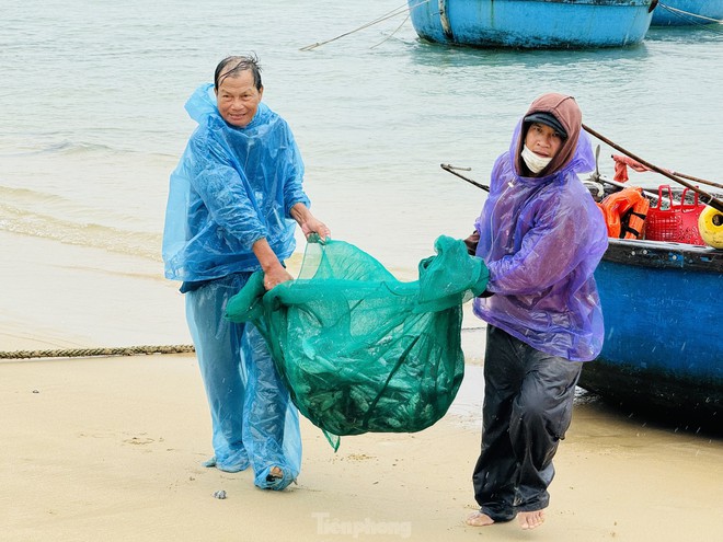 Ngư dân Quảng Ngãi ‘đánh cược’ tính mạng, dong thúng ra khơi bất chấp lệnh cấm biển- Ảnh 9.