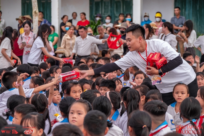 Trường Tiểu học Xuân Vân một buổi chiều đầu tuần: Kho hàng Ngược - Xuôi "gõ cửa", tấp nập niềm vui- Ảnh 16.