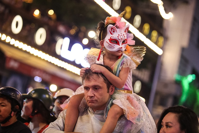 Đêm Halloween: Giới trẻ lại thích thú tham gia trò chơi truyền thống, khách Tây hào hứng hoá trang khắp phố- Ảnh 10.