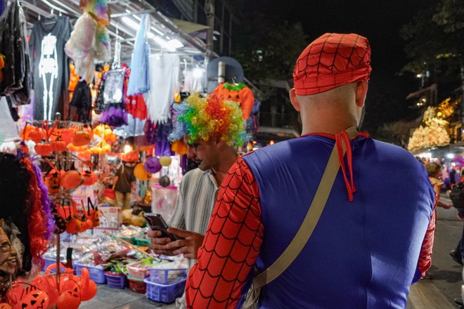 Đêm Halloween: Giới trẻ lại thích thú tham gia trò chơi truyền thống, khách Tây hào hứng hoá trang khắp phố- Ảnh 27.