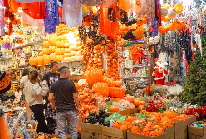 Đêm Halloween: Giới trẻ lại thích thú tham gia trò chơi truyền thống, khách Tây hào hứng hoá trang khắp phố- Ảnh 20.