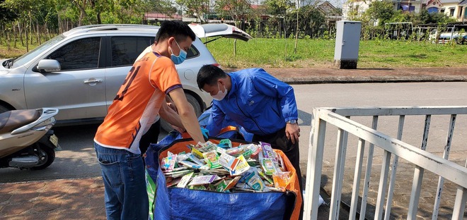 Một thương hiệu thời trang “chơi lớn” khi tạo ra những chiếc móc áo từ… vỏ hộp sữa- Ảnh 5.