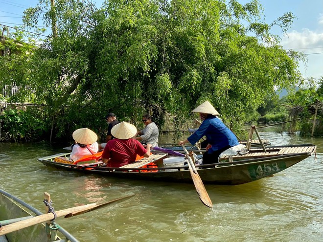 Du khách thích thú đi thuyền ngắm cảnh Tam Cốc mùa thu- Ảnh 4.