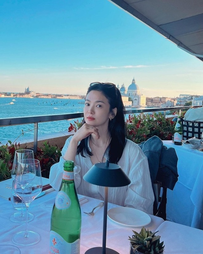 Song Hye Kyo 42 tuổi luôn thành công khi mặc trẻ trung, phần nhiều là nhờ kết thân với món đồ này- Ảnh 3.