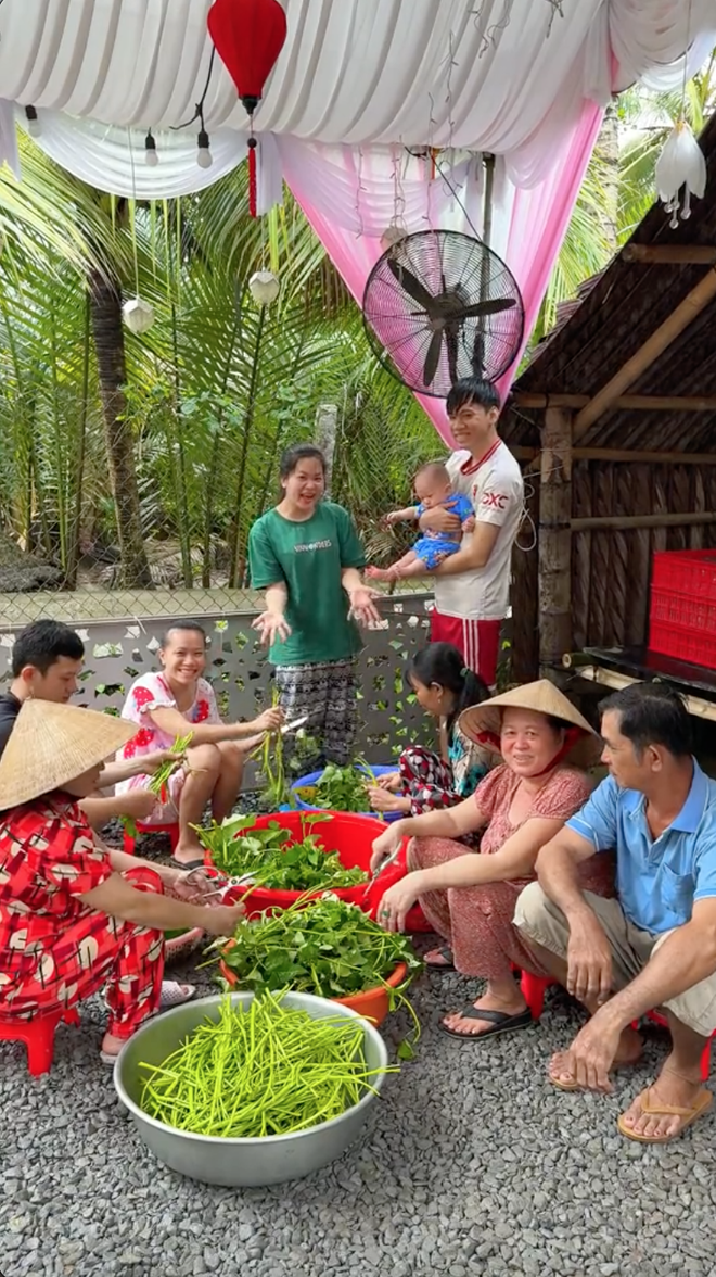 Sâu Tivi bất ngờ đi lấy chồng, khoe cảnh làm tiệc đám hỏi miền Tây cực đặc sắc- Ảnh 4.