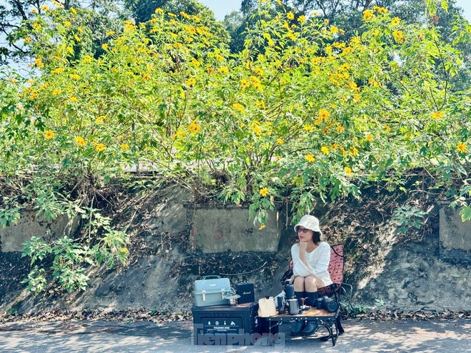 Nườm nượp đi check-in hoa dã quỳ ở ngoại ô Hà Nội- Ảnh 12.