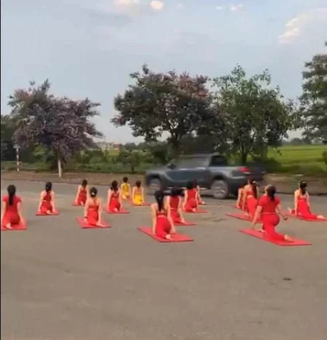 Mặc đồ bó sát "khoe dáng" ở giữa đường đến cung điện, đỉnh núi: Tập Yoga hay sống ảo?- Ảnh 6.