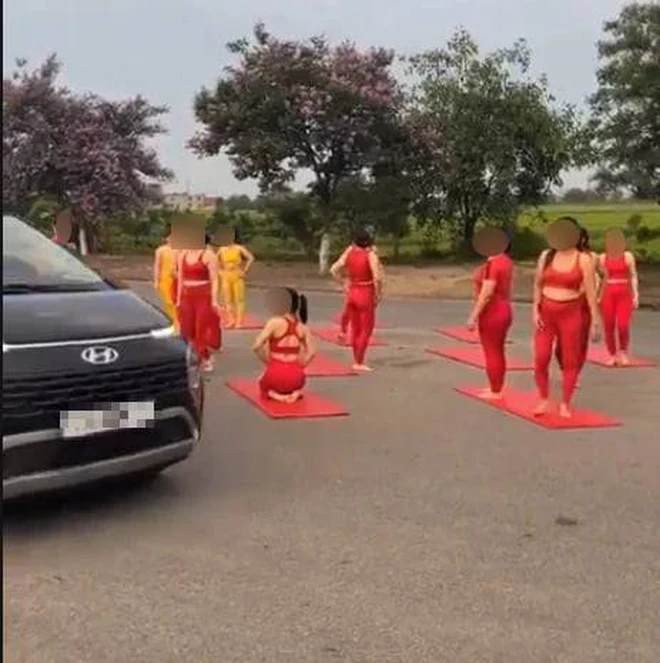 Mặc đồ bó sát "khoe dáng" ở giữa đường đến cung điện, đỉnh núi: Tập Yoga hay sống ảo?- Ảnh 5.