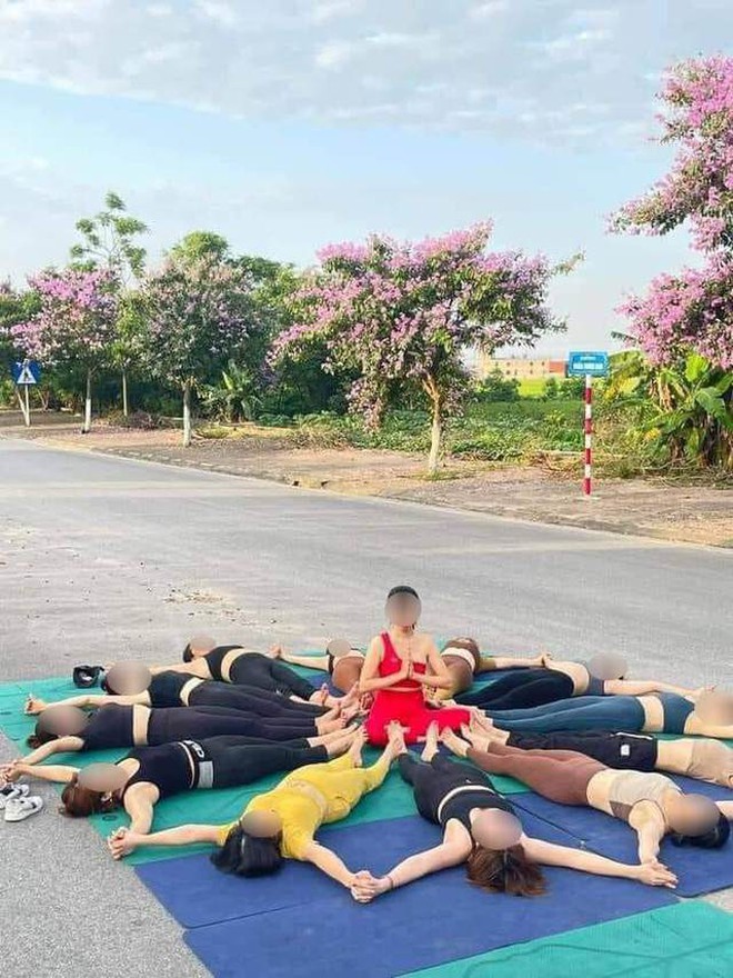 Mặc đồ bó sát "khoe dáng" ở giữa đường đến cung điện, đỉnh núi: Tập Yoga hay sống ảo?- Ảnh 4.