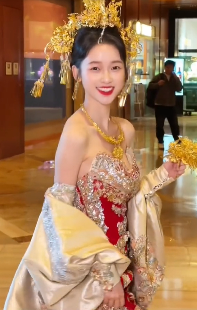 Cô dâu Việt đội vương miện, cầm hoa cưới bằng vàng bị so sánh với tỷ tỷ xứ Trung, đáp trả “tôi không bận tâm”- Ảnh 4.