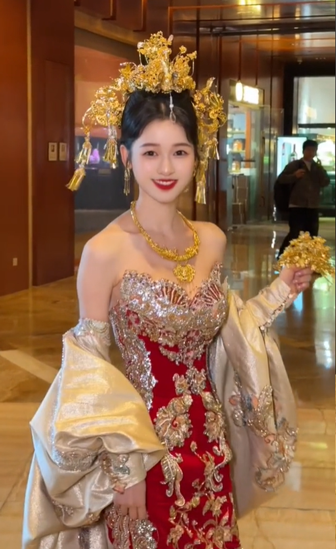 Cô dâu Việt đội vương miện, cầm hoa cưới bằng vàng bị so sánh với tỷ tỷ xứ Trung, đáp trả “tôi không bận tâm”- Ảnh 6.