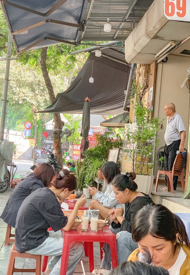 Hàng cháo sườn phố cổ Hà Nội được xem như "huyền thoại": Có ruốc nấm cực cuốn, thời tiết này ăn là chuẩn bài- Ảnh 4.