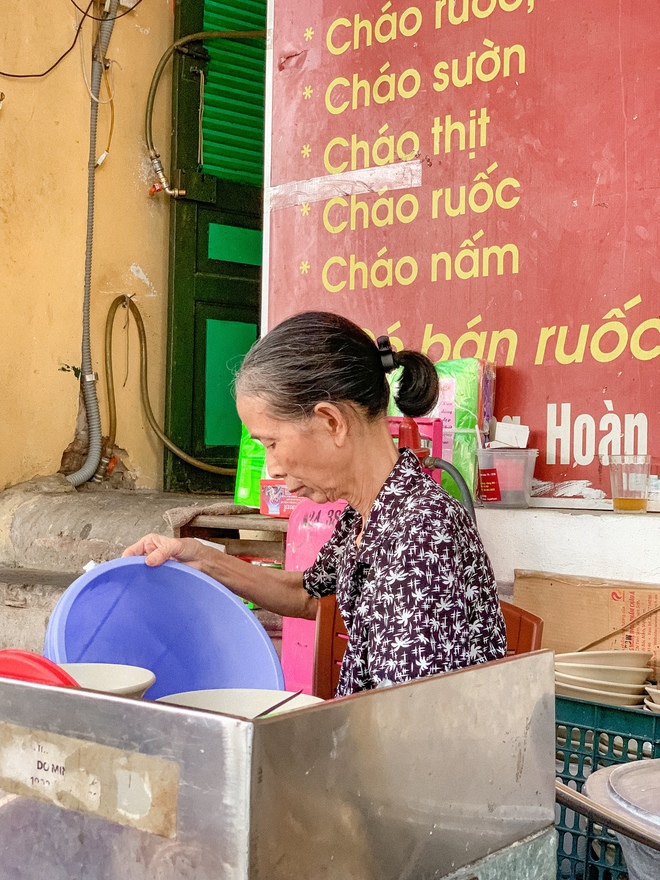 Hàng cháo sườn phố cổ Hà Nội được xem như "huyền thoại": Có ruốc nấm cực cuốn, thời tiết này ăn là chuẩn bài- Ảnh 5.