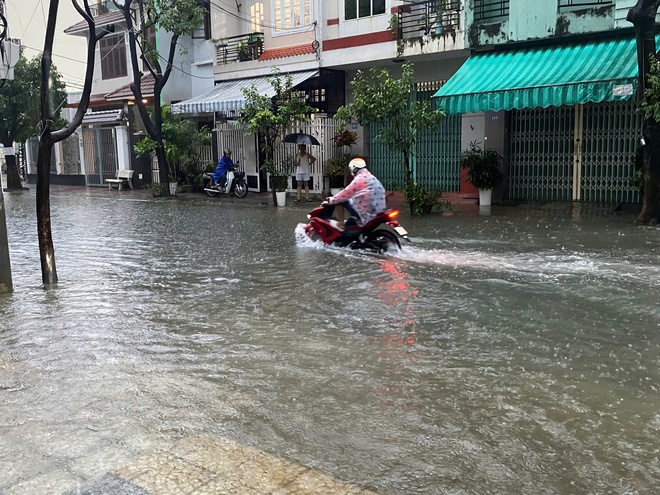 Đà Nẵng sáng nay: Mưa rất lớn, nhiều đường phố thành sông- Ảnh 6.