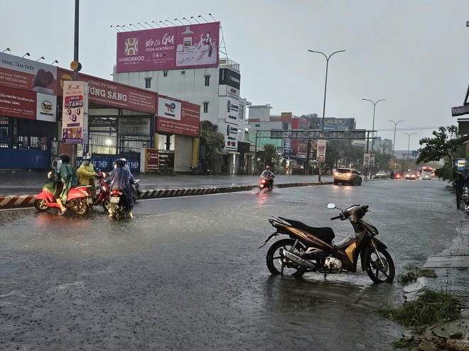 Đà Nẵng sáng nay: Mưa rất lớn, nhiều đường phố thành sông- Ảnh 2.