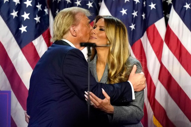 Bộ váy 6.900 USD của bà Melania mừng ông Trump thắng cử- Ảnh 2.