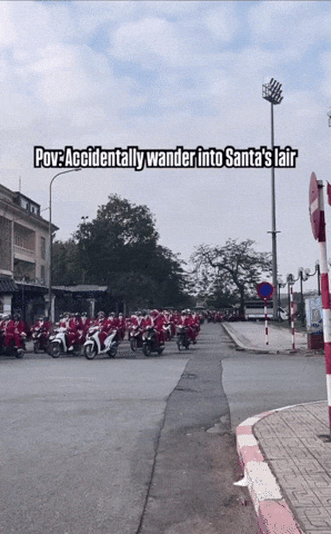 Hàng trăm ông già Noel bất ngờ “đổ bộ” đường phố Việt Nam, khách Tây lập tức muốn sang du lịch để nhập hội- Ảnh 1.