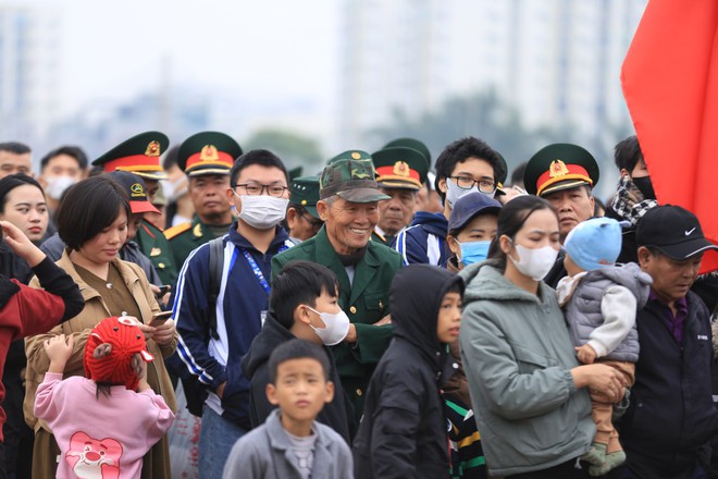 Hàng nghìn người dân Hà Nội xếp hàng chật kín từ sáng sớm chờ đợi tham quan Triển lãm Quốc tế Quốc phòng Việt Nam 2024- Ảnh 8.