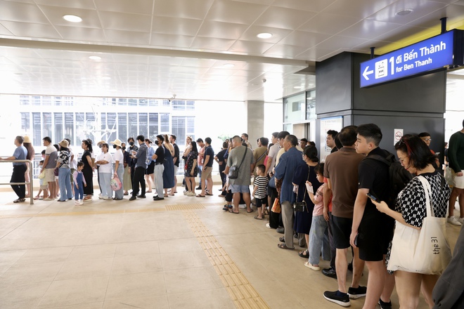 Cả TP.HCM đổ về Metro số 1:  Người dân xếp hàng dài cả km chờ lên tàu, có nhà lặn lội 5 giờ sáng từ Long An lên để 