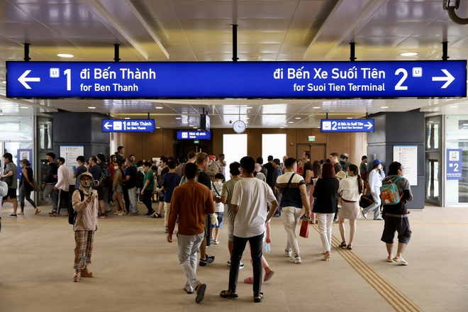 Cả TP.HCM đổ về Metro số 1:  Người dân xếp hàng dài cả km chờ lên tàu, có nhà lặn lội 5 giờ sáng từ Long An lên để 