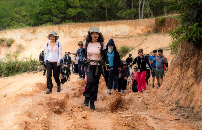 Trải nghiệm cung đường trekking đẹp nhất Việt Nam mùa cỏ cháy- Ảnh 4.