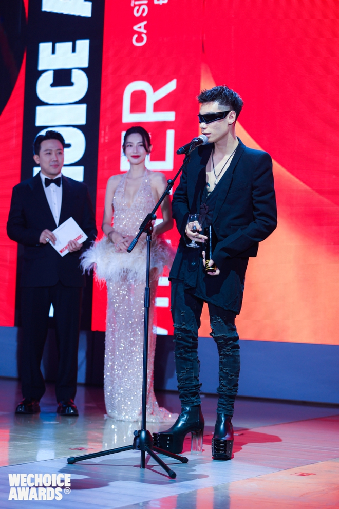 Hồng Nhung lập tức đồng ý khi MCK gửi lời mời collab, tiết lộ chỉ để ý đến đôi guốc của nam rapper tại WeChoice Awards! - Ảnh 3.