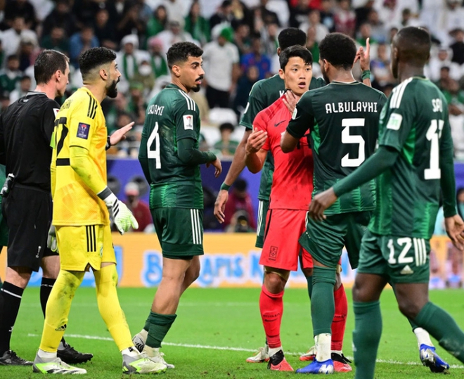 Oppa Son Heung-min có phản ứng nhận được mưa lời khen sau khi bị đối thủ giật tóc ngay tại Asian Cup 2023 - Ảnh 3.