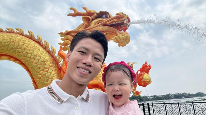 Đội trưởng đội tuyển Việt Nam cùng vợ con năm đầu tiên ăn tết xa quê - Ảnh 2.