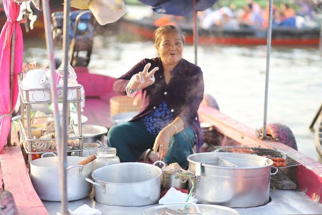 View - Khách Tây dậy sớm ăn bánh canh, uống cà phê trên chợ nổi, thích thú trải nghiệm không khí Tết miền Tây