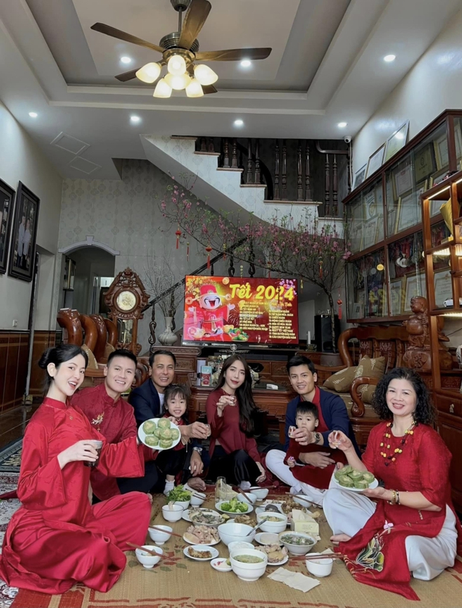 Mùng 1 của hội WAG nổi tiếng ăn tết nhà chồng: Chu Thanh Huyền xách túi hàng hiệu, Hải My dịu dàng, Quỳnh Anh bị dìm dáng - Ảnh 1.